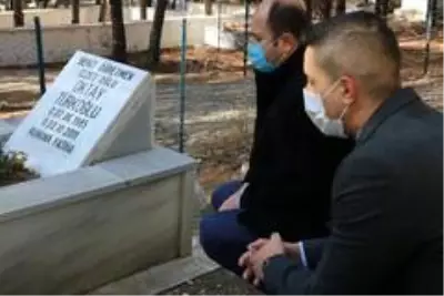 Son dakika haber | - Şehit öğretmen Oktay Türkoğlu kabri başında anıldı Son dakika haber | - Şehit öğretmen Oktay Türkoğlu kabri başında anıldı