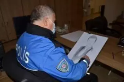 Son dakika haber | Şehit olan öğretmenlerin portresini çizen polis, Öğretmenler Günü'nde ailelerine hediye etti Son dakika haber | Şehit olan öğretmenlerin portresini çizen polis, Öğretmenler Günü'nde ailelerine hediye etti