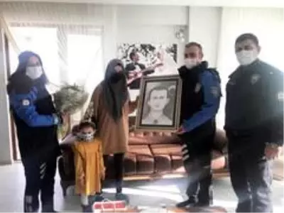 Son dakika haber | Şehit olan öğretmenlerin portresini çizen polis, Öğretmenler Günü'nde ailelerine hediye etti Son dakika haber | Şehit olan öğretmenlerin portresini çizen polis, Öğretmenler Günü'nde ailelerine hediye etti