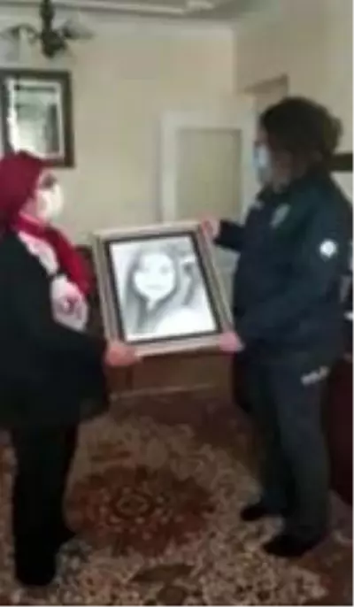 Son dakika haber | Şehit olan öğretmenlerin portresini çizen polis, Öğretmenler Günü'nde ailelerine hediye etti Son dakika haber | Şehit olan öğretmenlerin portresini çizen polis, Öğretmenler Günü'nde ailelerine hediye etti
