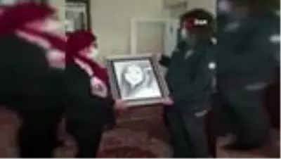 Son dakika haber | Şehit olan öğretmenlerin portresini çizen polis, Öğretmenler Günü'nde ailelerine hediye etti Son dakika haber | Şehit olan öğretmenlerin portresini çizen polis, Öğretmenler Günü'nde ailelerine hediye etti