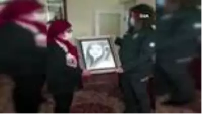 Son dakika haber | Şehit olan öğretmenlerin portresini çizen polis, Öğretmenler Günü'nde ailelerine hediye etti Son dakika haber | Şehit olan öğretmenlerin portresini çizen polis, Öğretmenler Günü'nde ailelerine hediye etti