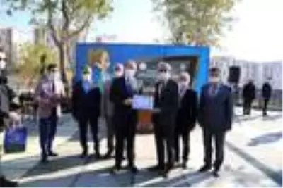 Şırnak Valisi Pehlivan'dan emekliye ayrılan öğretmenine 'hizmet şeref belgesi' Şırnak Valisi Pehlivan'dan emekliye ayrılan öğretmenine 'hizmet şeref belgesi'