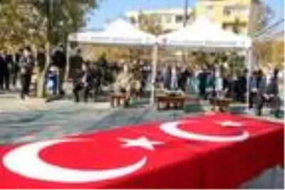 Şırnak Valisi Pehlivan'dan emekliye ayrılan öğretmenine 'hizmet şeref belgesi' Şırnak Valisi Pehlivan'dan emekliye ayrılan öğretmenine 'hizmet şeref belgesi'