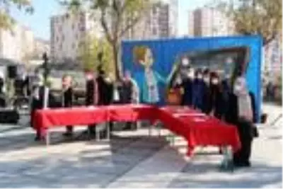 Şırnak Valisi Pehlivan'dan emekliye ayrılan öğretmenine 'hizmet şeref belgesi' Şırnak Valisi Pehlivan'dan emekliye ayrılan öğretmenine 'hizmet şeref belgesi'