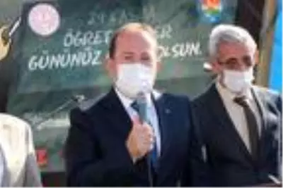 Şırnak Valisi Pehlivan'dan emekliye ayrılan öğretmenine 'hizmet şeref belgesi' Şırnak Valisi Pehlivan'dan emekliye ayrılan öğretmenine 'hizmet şeref belgesi'