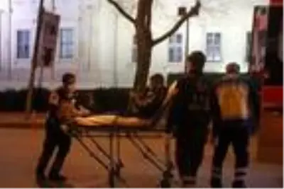 Şişli'de taksi ile otomobil kafa kafaya çarpıştı; 4 yaralı Şişli'de taksi ile otomobil kafa kafaya çarpıştı; 4 yaralı