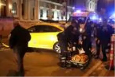 Şişli'de taksi ile otomobil kafa kafaya çarpıştı; 4 yaralı Şişli'de taksi ile otomobil kafa kafaya çarpıştı; 4 yaralı