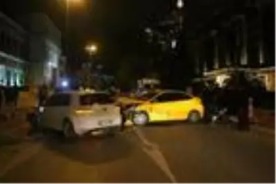 Şişli'de taksi ile otomobil kafa kafaya çarpıştı; 4 yaralı Şişli'de taksi ile otomobil kafa kafaya çarpıştı; 4 yaralı