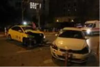 Şişli'de taksi ile otomobil kafa kafaya çarpıştı; 4 yaralı Şişli'de taksi ile otomobil kafa kafaya çarpıştı; 4 yaralı