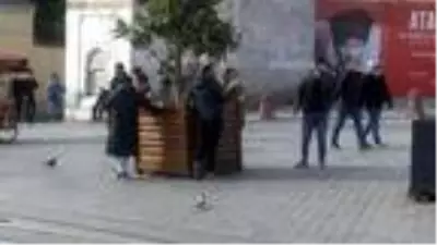 Taksim'de maske ve sigara denetimi; kuralları çoğunlukla yabancılar ihlal ediyor Taksim'de maske ve sigara denetimi; kuralları çoğunlukla yabancılar ihlal ediyor