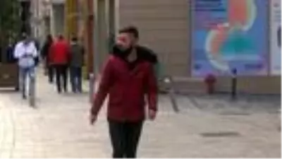 Taksim'de maske ve sigara denetimi; kuralları çoğunlukla yabancılar ihlal ediyor Taksim'de maske ve sigara denetimi; kuralları çoğunlukla yabancılar ihlal ediyor