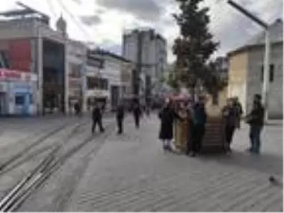 Taksim'de maske ve sigara denetimi; kuralları çoğunlukla yabancılar ihlal ediyor Taksim'de maske ve sigara denetimi; kuralları çoğunlukla yabancılar ihlal ediyor