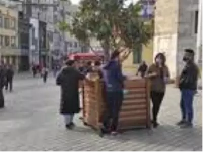 Taksim'de maske ve sigara denetimi; kuralları çoğunlukla yabancılar ihlal ediyor Taksim'de maske ve sigara denetimi; kuralları çoğunlukla yabancılar ihlal ediyor