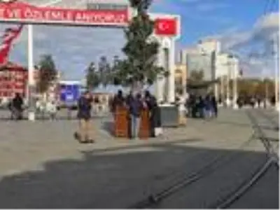 Taksim'de maske ve sigara denetimi; kuralları çoğunlukla yabancılar ihlal ediyor Taksim'de maske ve sigara denetimi; kuralları çoğunlukla yabancılar ihlal ediyor
