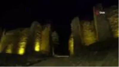 Tarihi Hisar Kalesi, hem gece hem de gündüz görüntüsüyle göz kamaştırıyor Tarihi Hisar Kalesi, hem gece hem de gündüz görüntüsüyle göz kamaştırıyor