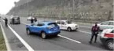 Tehlikeye aldırmadan kaza yerinden canlı yayın yaptılar Tehlikeye aldırmadan kaza yerinden canlı yayın yaptılar