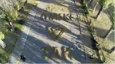 Son dakika! Temizlik işçilerinden dökülen yapraklarla kalp şeklinde, 'maske tak' uyarısı Son dakika! Temizlik işçilerinden dökülen yapraklarla kalp şeklinde, 'maske tak' uyarısı