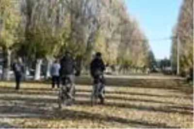 Son dakika! Temizlik işçilerinden dökülen yapraklarla kalp şeklinde, 'maske tak' uyarısı Son dakika! Temizlik işçilerinden dökülen yapraklarla kalp şeklinde, 'maske tak' uyarısı