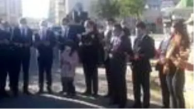 Son dakika... Teröristlerin saldırısında şehit düşen Şenay Aybüke Yalçın olay yerinde anıldı Son dakika... Teröristlerin saldırısında şehit düşen Şenay Aybüke Yalçın olay yerinde anıldı