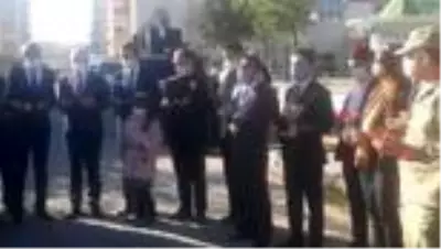 Son dakika... Teröristlerin saldırısında şehit düşen Şenay Aybüke Yalçın olay yerinde anıldı Son dakika... Teröristlerin saldırısında şehit düşen Şenay Aybüke Yalçın olay yerinde anıldı
