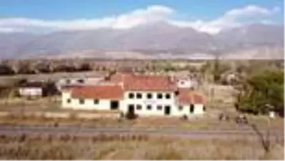 Tren garında çizdirdiği resimlerle öğrencilerin gönüllerine dokunuyor Tren garında çizdirdiği resimlerle öğrencilerin gönüllerine dokunuyor