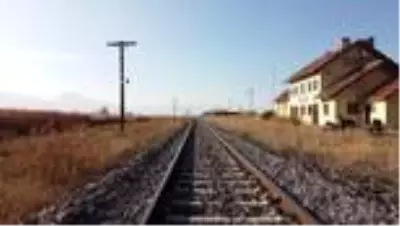 Tren garında çizdirdiği resimlerle öğrencilerin gönüllerine dokunuyor Tren garında çizdirdiği resimlerle öğrencilerin gönüllerine dokunuyor