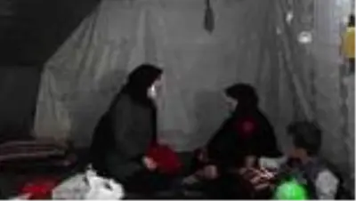 Türk ve İsviçreli aktivist kadınlar İdlib'deki kamplarda bulunan kadınlara gül dağıttı Türk ve İsviçreli aktivist kadınlar İdlib'deki kamplarda bulunan kadınlara gül dağıttı
