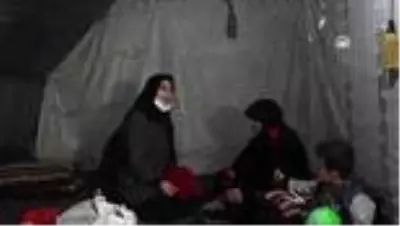 Türk ve İsviçreli aktivist kadınlar İdlib'deki kamplarda bulunan kadınlara gül dağıttı Türk ve İsviçreli aktivist kadınlar İdlib'deki kamplarda bulunan kadınlara gül dağıttı