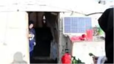 Türk ve İsviçreli aktivist kadınlar İdlib'deki kamplarda bulunan kadınlara gül dağıttı Türk ve İsviçreli aktivist kadınlar İdlib'deki kamplarda bulunan kadınlara gül dağıttı