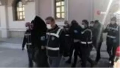 Tuzaklarına düşürdükleri kişilerin otomobillerini sattılar Tuzaklarına düşürdükleri kişilerin otomobillerini sattılar