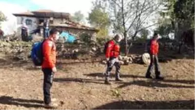 Uşak'ta yaşlı kadın için arama kurtarma çalışmaları devam ediyor Uşak'ta yaşlı kadın için arama kurtarma çalışmaları devam ediyor