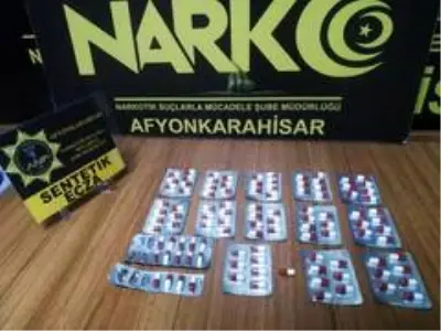 106 adet sentetik uyuşturucu hapla yakalanan 4 kişi adliyeye çıkarıldı 106 adet sentetik uyuşturucu hapla yakalanan 4 kişi adliyeye çıkarıldı