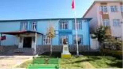 - Vali Aydoğdu, ağlayan öğretmenle duygulandı - Vali Aydoğdu, ağlayan öğretmenle duygulandı