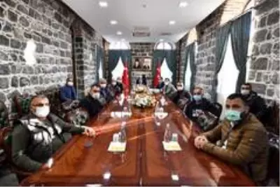 Vali Karaloğlu, İzmir depreminde yemek dağıtan ekibi kabul etti Vali Karaloğlu, İzmir depreminde yemek dağıtan ekibi kabul etti