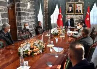 Vali Karaloğlu, İzmir depreminde yemek dağıtan ekibi kabul etti Vali Karaloğlu, İzmir depreminde yemek dağıtan ekibi kabul etti