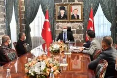Vali Karaloğlu, İzmir depreminde yemek dağıtan ekibi kabul etti Vali Karaloğlu, İzmir depreminde yemek dağıtan ekibi kabul etti