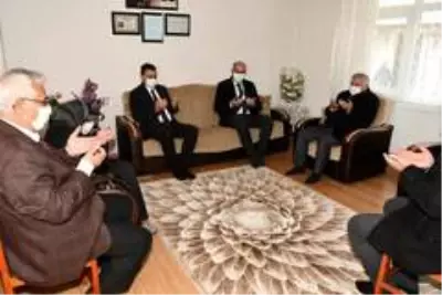 Vali Yıldırım'dan şehit öğretmenin annesine öğretmenler günü ziyareti Vali Yıldırım'dan şehit öğretmenin annesine öğretmenler günü ziyareti