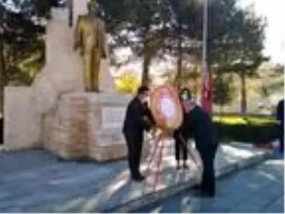Van'da, Öğretmenler Günü'nde Atatürk Anıtı'na çelenk sunuldu Van'da, Öğretmenler Günü'nde Atatürk Anıtı'na çelenk sunuldu
