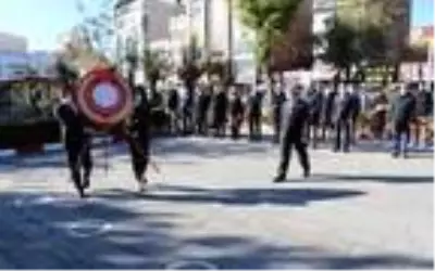 Van'da, Öğretmenler Günü'nde Atatürk Anıtı'na çelenk sunuldu Van'da, Öğretmenler Günü'nde Atatürk Anıtı'na çelenk sunuldu