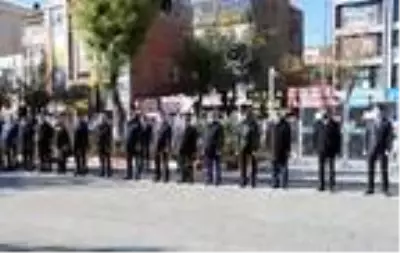 Van'da, Öğretmenler Günü'nde Atatürk Anıtı'na çelenk sunuldu Van'da, Öğretmenler Günü'nde Atatürk Anıtı'na çelenk sunuldu