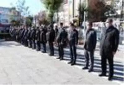 Van'da, Öğretmenler Günü'nde Atatürk Anıtı'na çelenk sunuldu Van'da, Öğretmenler Günü'nde Atatürk Anıtı'na çelenk sunuldu