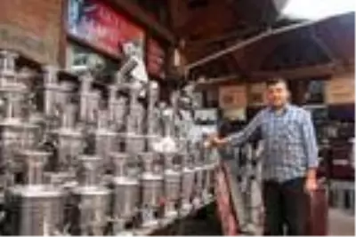 Vezirköprü'nün simgesi yassı semaverin son ustası Vezirköprü'nün simgesi yassı semaverin son ustası