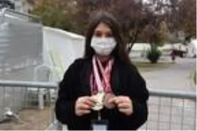 Yağmur, depremde çöken binadaki madalyalarına kavuştu Yağmur, depremde çöken binadaki madalyalarına kavuştu