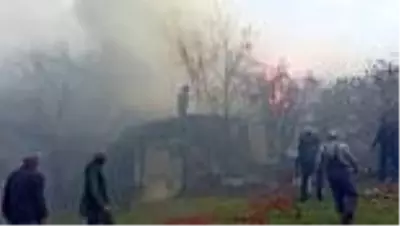 Yangında samanlık yandı, ev hasar gördü Yangında samanlık yandı, ev hasar gördü