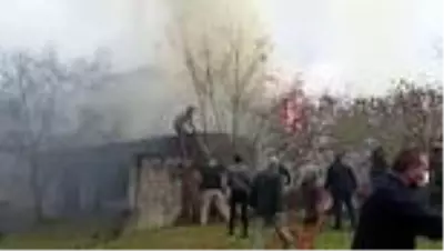 Yangında samanlık yandı, ev hasar gördü Yangında samanlık yandı, ev hasar gördü