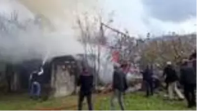 Yangında samanlık yandı, ev hasar gördü Yangında samanlık yandı, ev hasar gördü