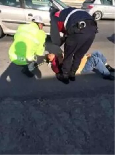 Yolun karşısına geçmeye çalışan kadına otomobil çarptı, havada defalarca kez böyle takla attı Yolun karşısına geçmeye çalışan kadına otomobil çarptı, havada defalarca kez böyle takla attı