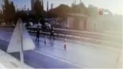 Yolun karşısına geçmeye çalışan kadına otomobil çarptı, havada defalarca kez böyle takla attı Yolun karşısına geçmeye çalışan kadına otomobil çarptı, havada defalarca kez böyle takla attı