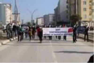 Son Dakika | Yüksekova'da öğretmenlerden şehit meslektaşları için yürüyüş Son Dakika | Yüksekova'da öğretmenlerden şehit meslektaşları için yürüyüş
